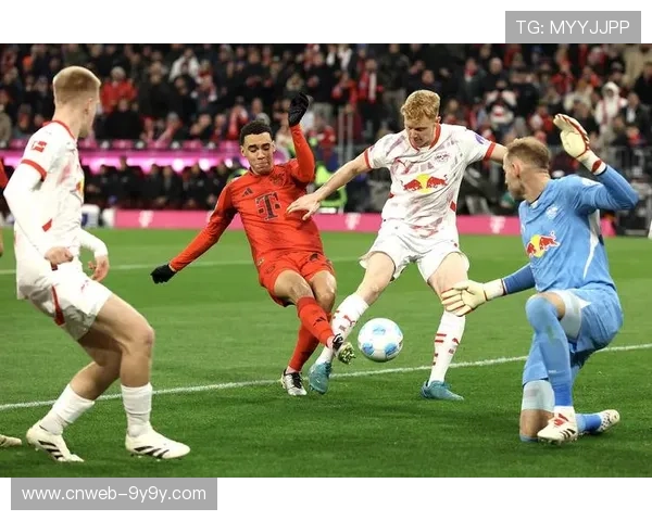 穆西亚拉11次对抗获胜，全场遭重点盯防