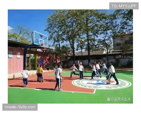 社区足球场改造现场，居民期待噪音问题得到解决